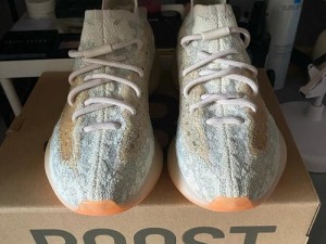 YEEZY380 蜜桃粉遇上纯白色，时尚与甜美完美融合，打造独特魅力